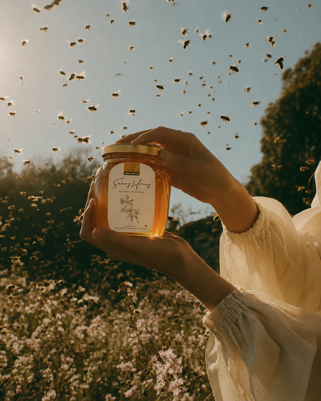 Банка Sunny Honey в руках на фоне летающих пчёл